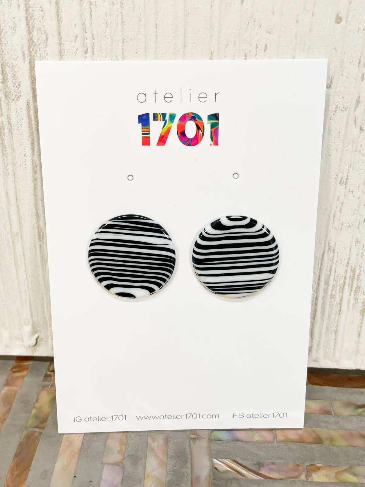 Circle Post Earrings, Black/White